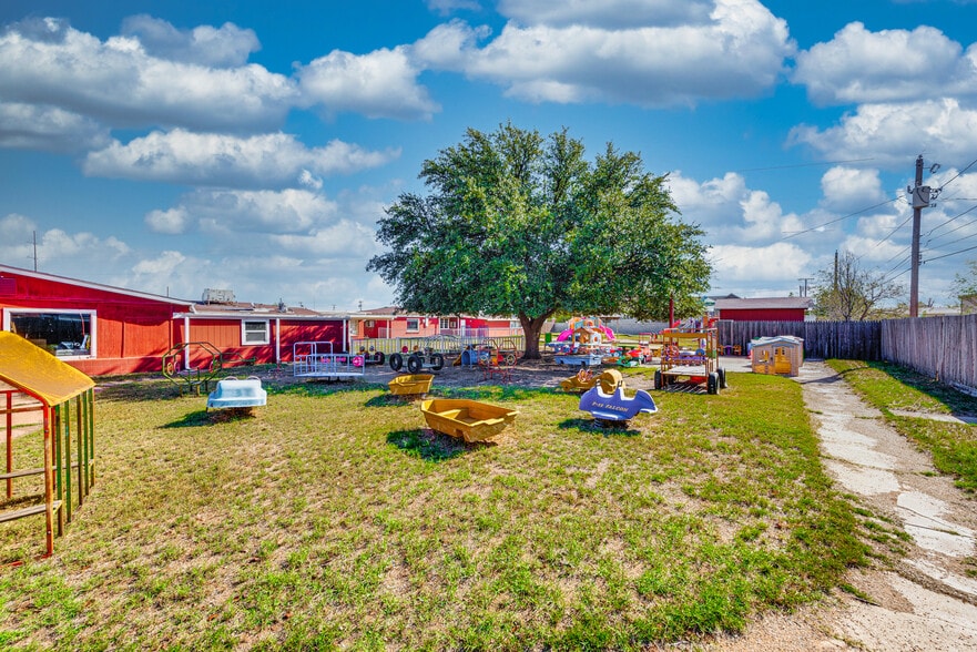 More Photos Of 1005 Austin St, Midland Storefront For Sale