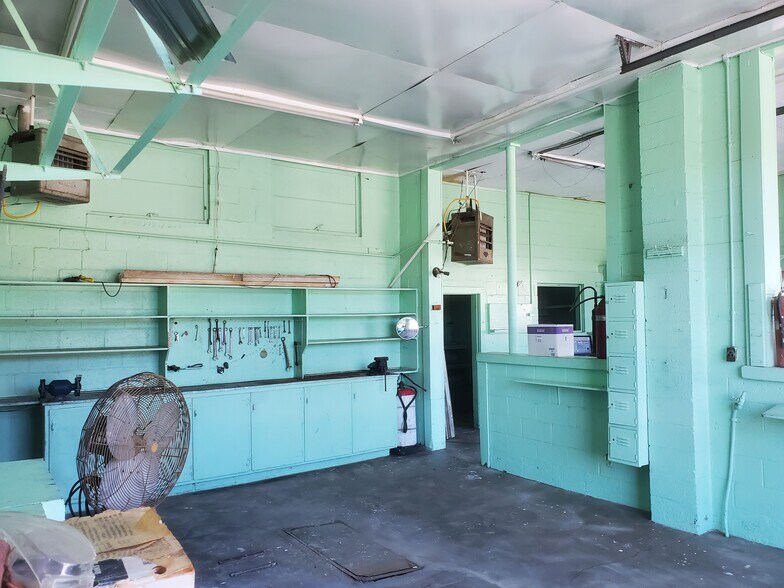 More Photos Of 401 N 3rd St, Lilbourn Flex For Sale