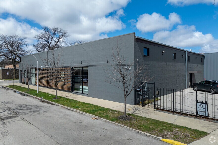 More Photos Of 2324 W Fulton St, Chicago Showroom For Sale