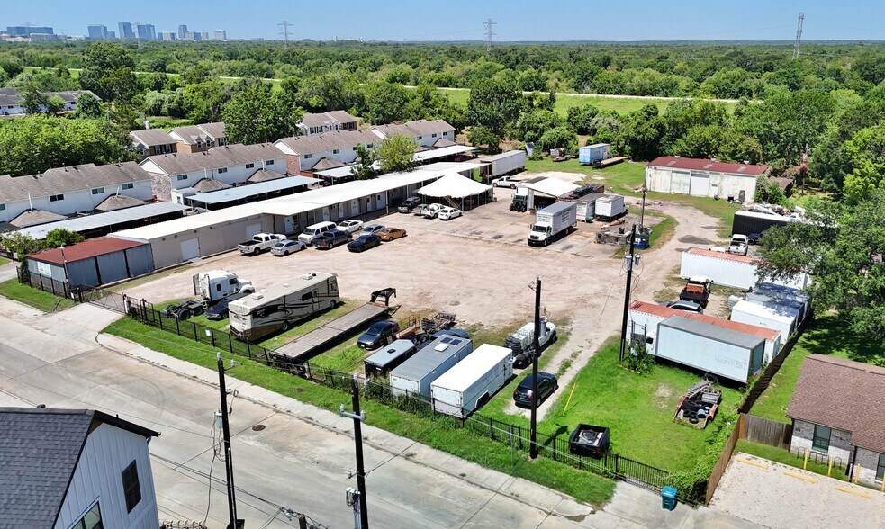 More Photos Of 1915 Sherwood Forest St, Houston Warehouse For Sale