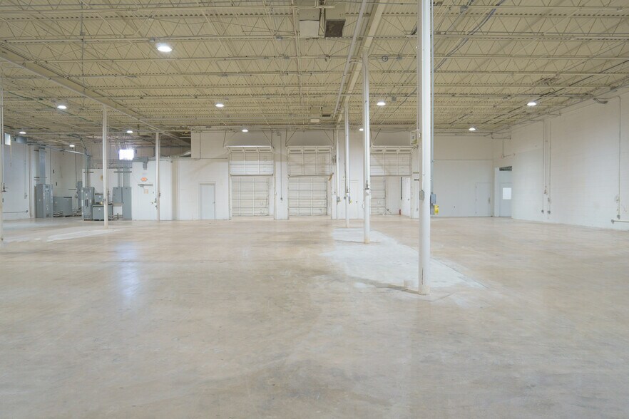 More Photos Of 9121 King Arthur Dr, Dallas Manufacturing For Lease