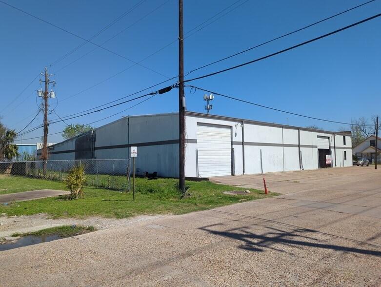 More Photos Of 513 Illinois St, South Houston Industrial For Sale