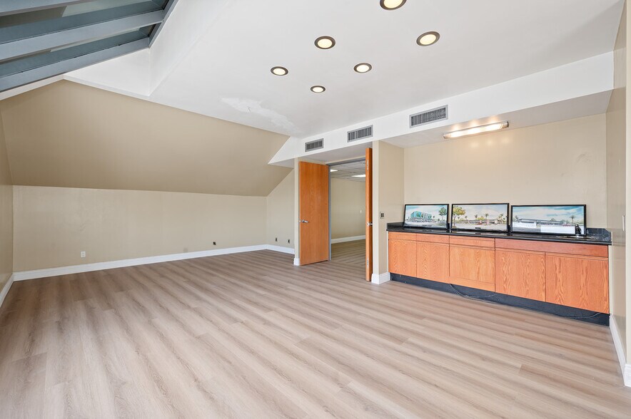 More Photos Of 2715 W 1st St, Santa Ana Unknown For Lease