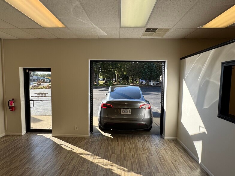 More Photos Of 517 N Lake Ave, Twin Lakes Showroom For Lease