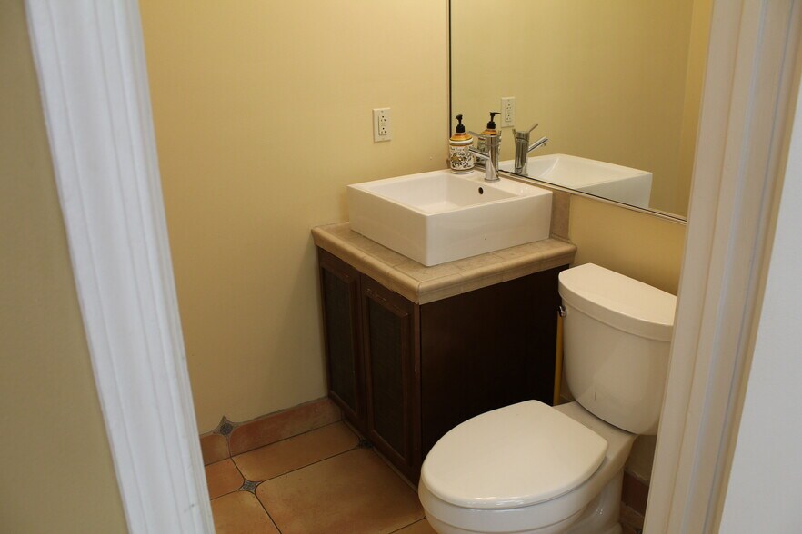 More Photos Of 7800 W Oakland Park Blvd, Sunrise Medical For Lease