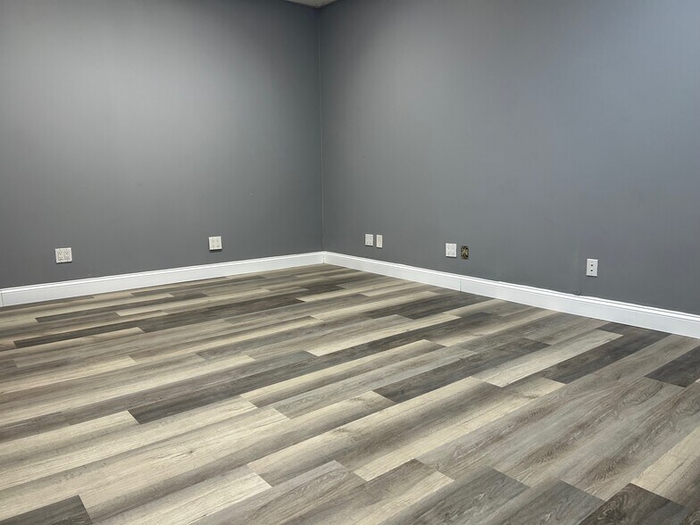 More Photos Of 2429-2458 Walnut Ridge St, Dallas Light Manufacturing For Lease