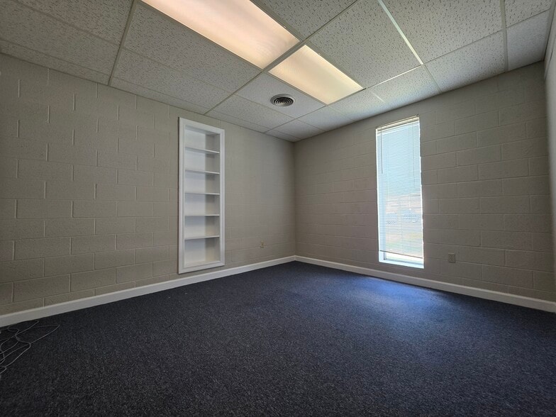 More Photos Of 404 St Andrews Dr, Greenville Office For Lease
