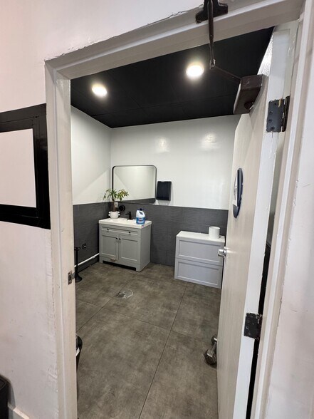 More Photos Of 16453-16461 Whittier Blvd, Whittier Freestanding For Lease