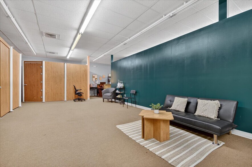 More Photos Of 111 SE Frank Phillips Blvd, Bartlesville Office For Sale