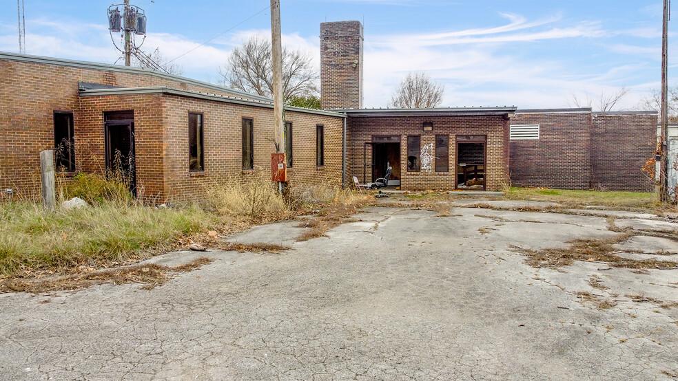 Primary Photo Of 701 Bridge St, Sweet Springs Medical For Sale