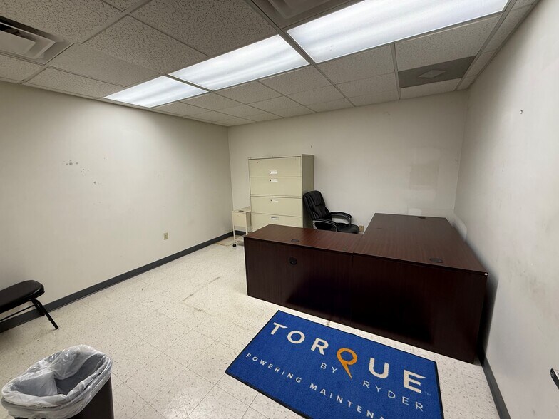 More Photos Of 10110 E 46th Pl, Tulsa Service For Lease