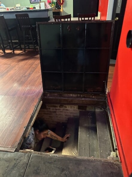 More Photos Of 2205 N Broadway, Los Angeles Bar For Sale