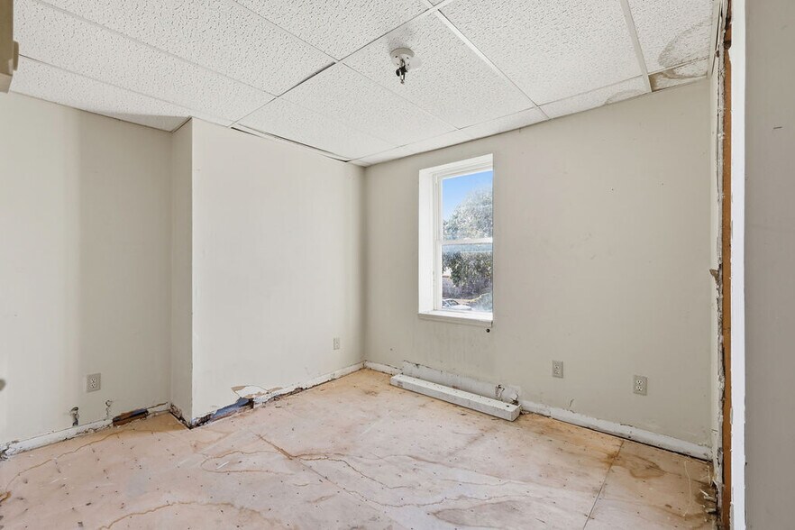More Photos Of 121 W Broadway, Fulton Storefront Retail Residential For Sale