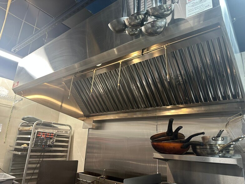 More Photos Of 3066A Hurontario St, Mississauga General Retail For Lease