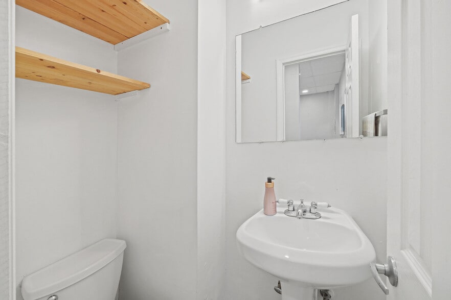 More Photos Of 960 W 41st St, Miami Beach Office Residential For Lease