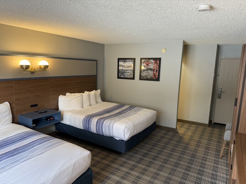 More Photos Of 11 E South Ave, Chippewa Falls Hotel For Sale