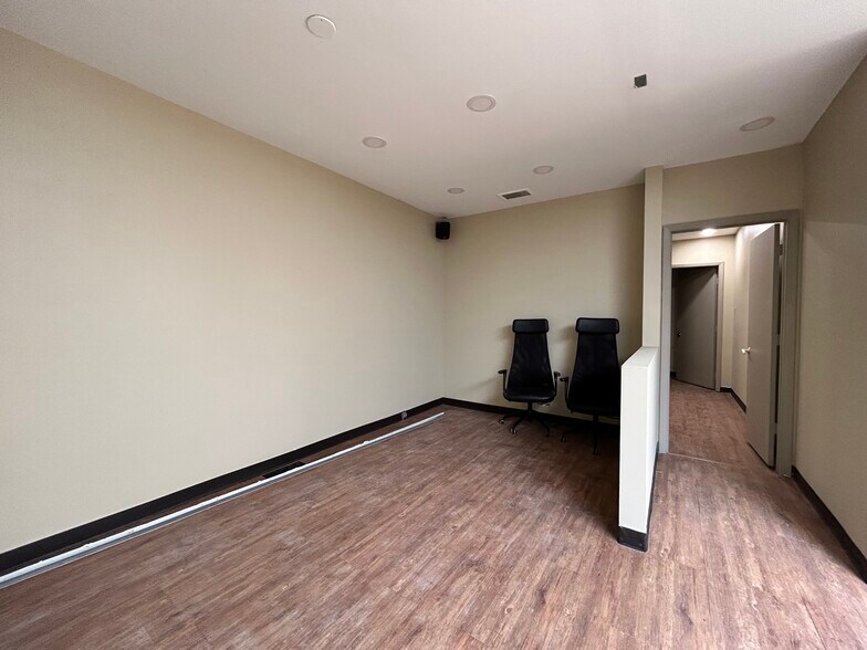 More Photos Of 4956 W Irving Park Rd, Chicago Office For Lease