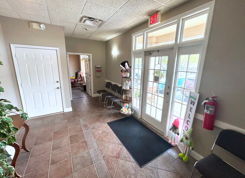 More Photos Of 1721 McIntosh Dr, Bowling Green Office For Sale