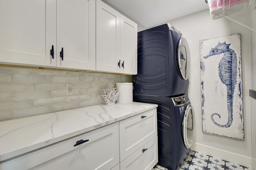 More Photos Of 193 Cocohatchee St, Naples Specialty For Sale