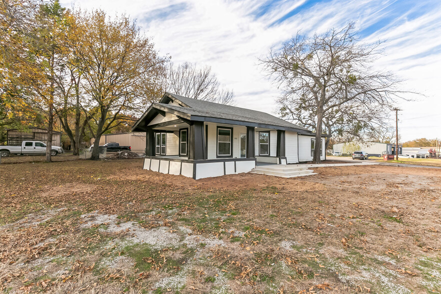 Primary Photo Of 1503 N Center St, Bonham Medical For Sale