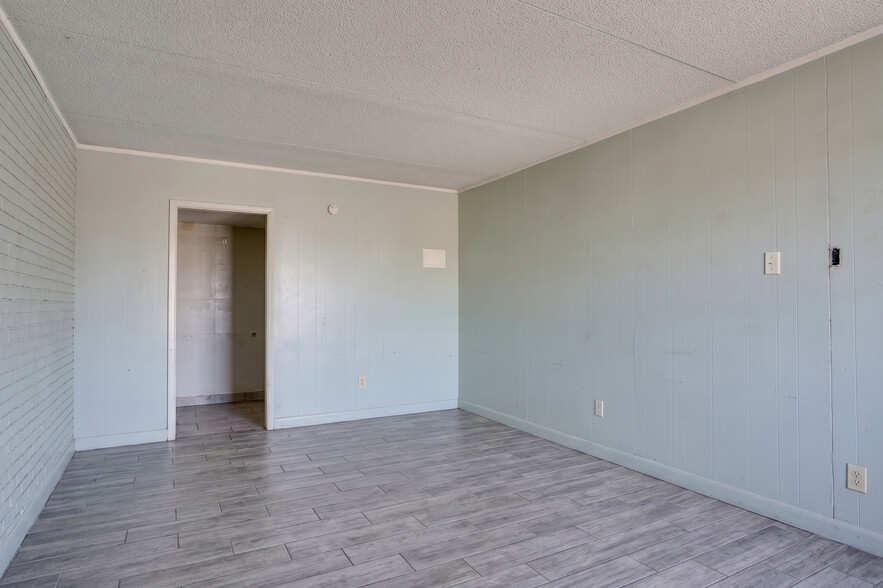 More Photos Of 411 National Hwy, Thomasville Hotel For Sale