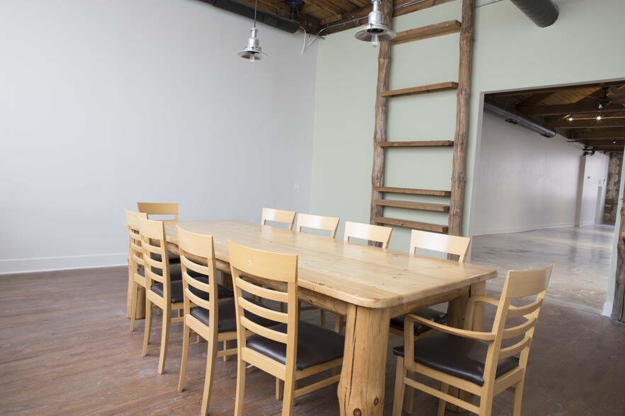 More Photos Of 309-319 N Justine St, Chicago Showroom For Lease