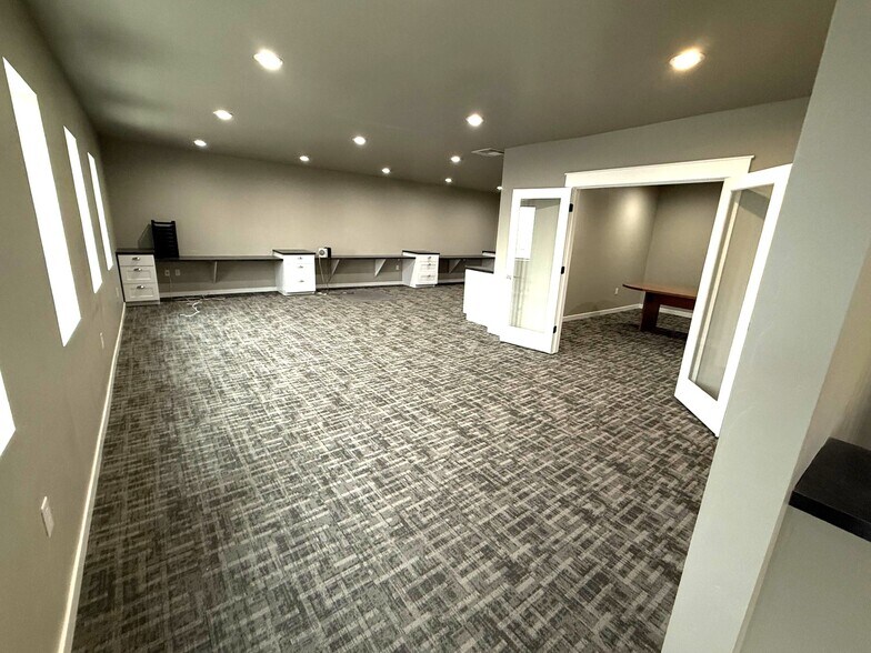 More Photos Of 1619 N Whitley Dr, Fruitland Restaurant For Lease