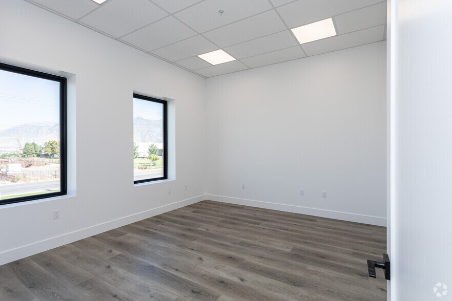 More Photos Of 1564 250 W, Spanish Fork Showroom For Lease