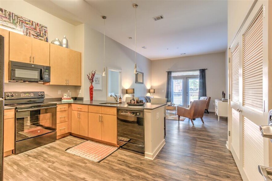 More Photos Of 395 S Highland St, Memphis Apartments For Lease