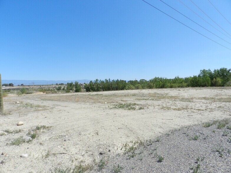 More Photos Of 2520 N River Rd, Olathe Warehouse For Lease