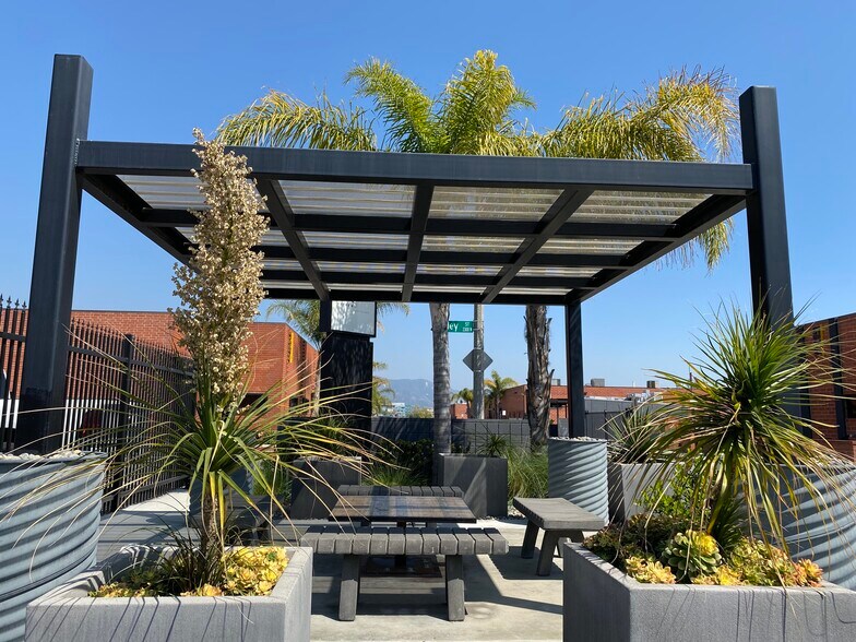 More Photos Of 4209 Vanowen Pl, Burbank Warehouse For Lease