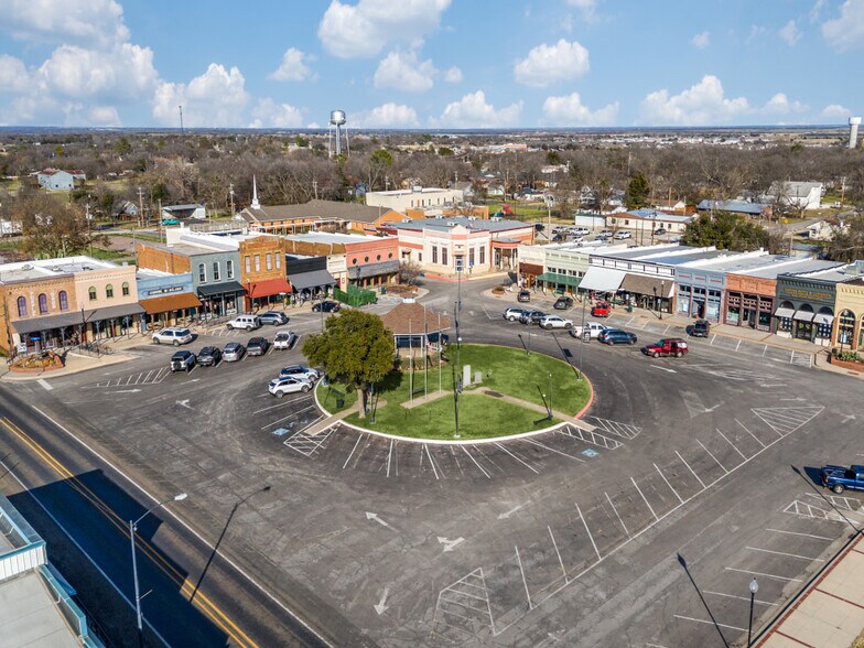 More Photos Of 106 W Main St, Pilot Point Storefront For Lease