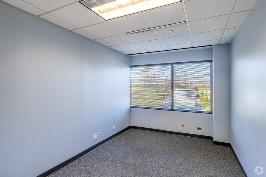 More Photos Of 387 Shuman Blvd, Naperville Medical For Lease