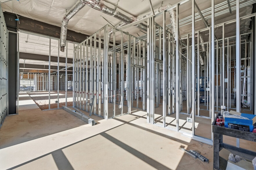 More Photos Of 2420 S 8th St, Rogers Flex For Lease