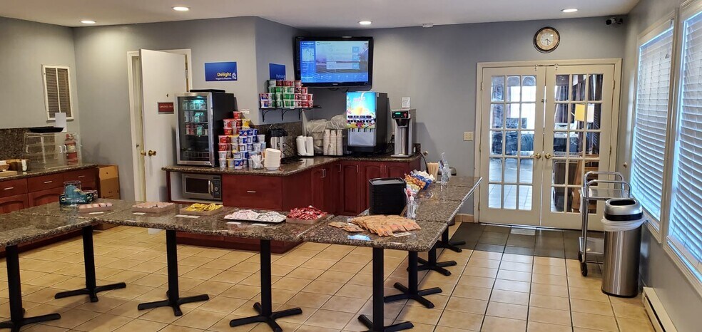 More Photos Of 760 NW Garden Valley Blvd, Roseburg Hotel For Sale