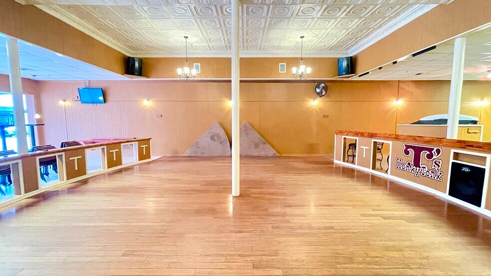 More Photos Of 209 N Washington St, Beeville Bar For Sale