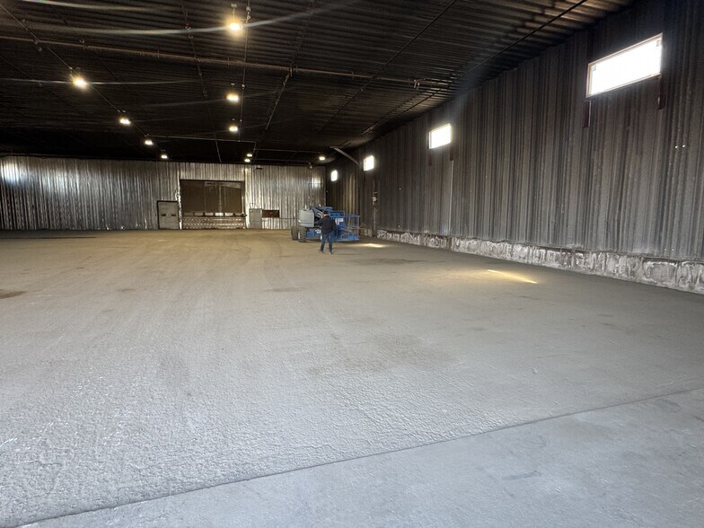 More Photos Of 50 Av 10E, Louiseville Industrial For Lease