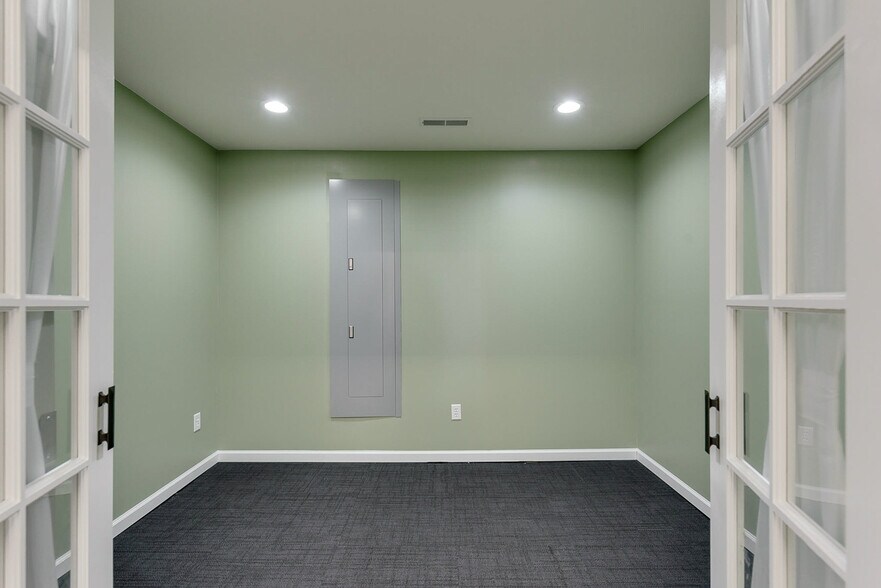 More Photos Of 250 Broad St, Greenwood Showroom For Sale