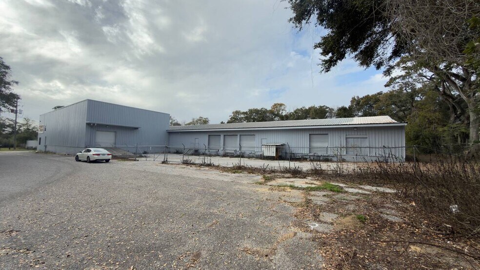 More Photos Of 2800 Delano St, Pensacola Warehouse For Lease