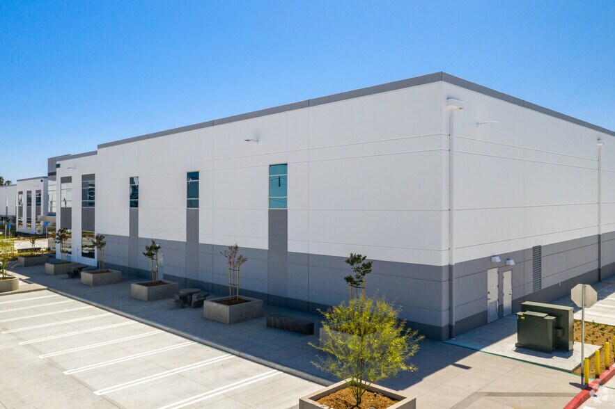More Photos Of 650 E Dyer Rd, Santa Ana Warehouse For Lease