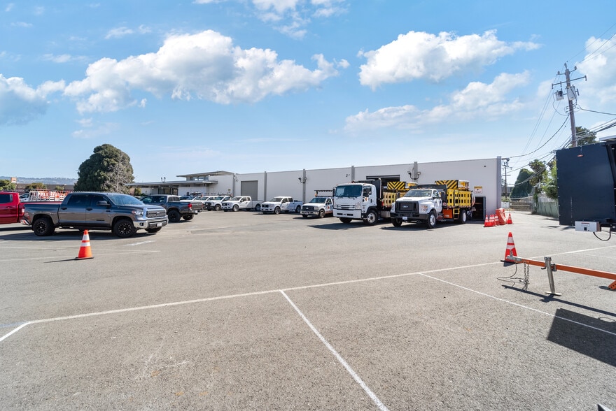 More Photos Of 8399 Edgewater Dr, Oakland Warehouse For Lease