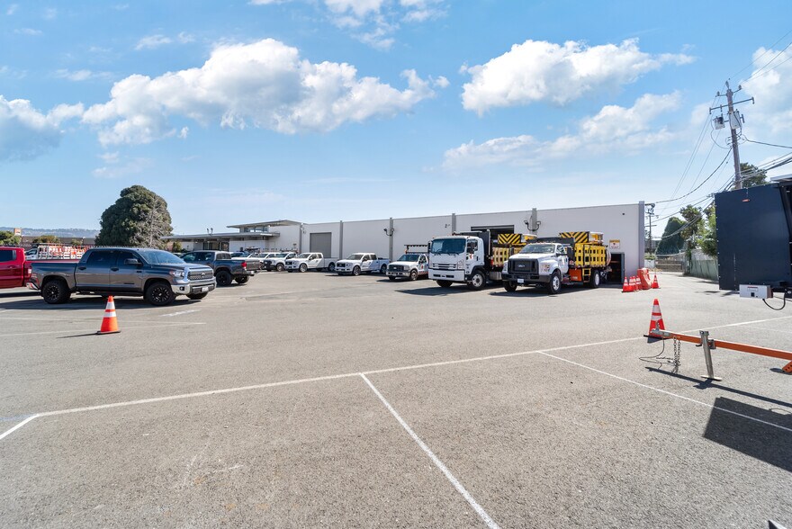 More Photos Of 8399 Edgewater Dr, Oakland Warehouse For Lease