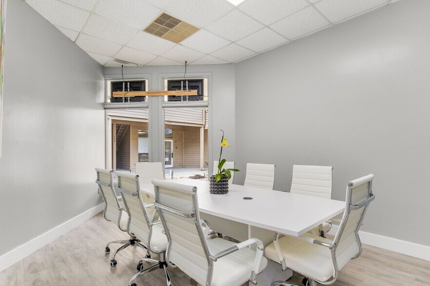 More Photos Of 913 Gulf Breeze Pky, Gulf Breeze Storefront Retail Office For Sale