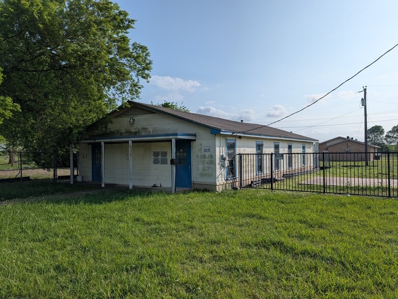 More Photos Of 401 Main st, Mart Office For Sale