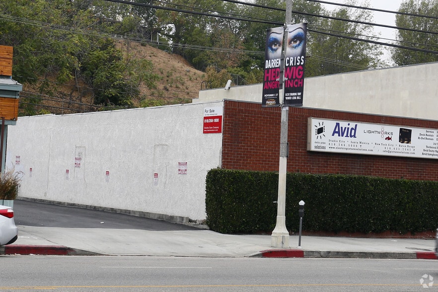 More Photos Of 3743 Cahuenga Blvd, Studio City Office For Lease
