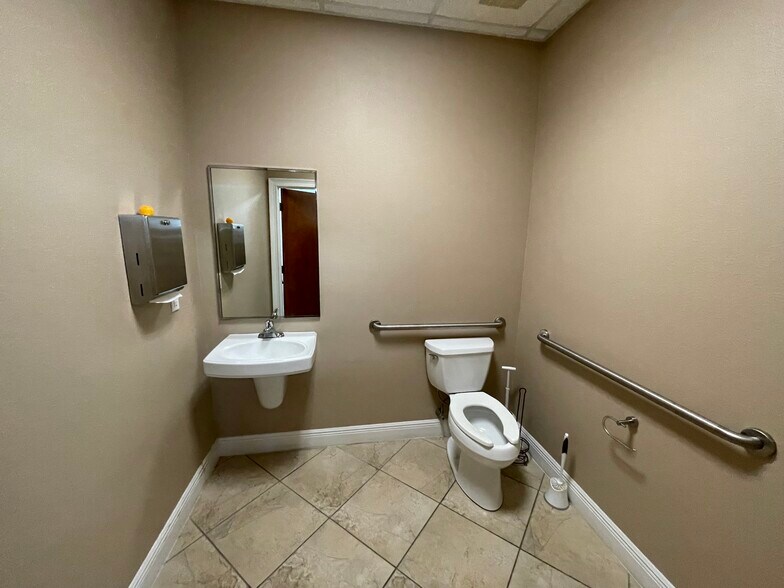 More Photos Of 733-771 Highway 466, Lady Lake Medical For Sale