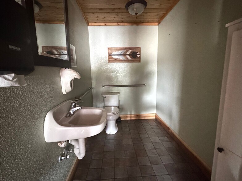 More Photos Of 201 W 7th St, Evart Restaurant For Sale