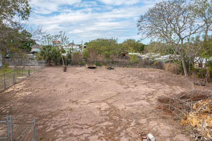 More Photos Of 19 Evergreen Dr, Lake Wales Freestanding For Sale