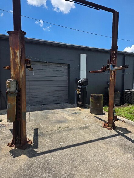 More Photos Of 2830 St Charles St, Fort Myers Auto Repair For Sale