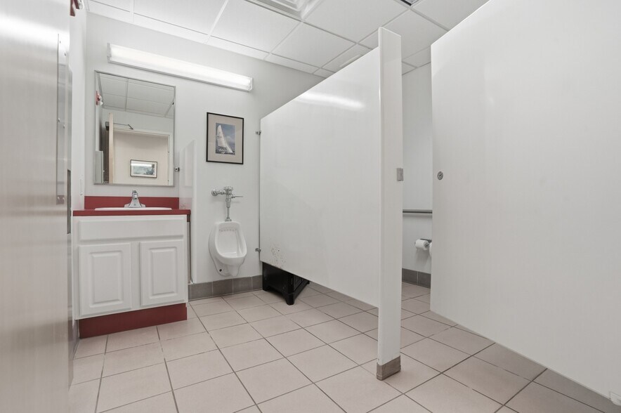 More Photos Of 19 John Clarke Rd, Middletown Office For Sale